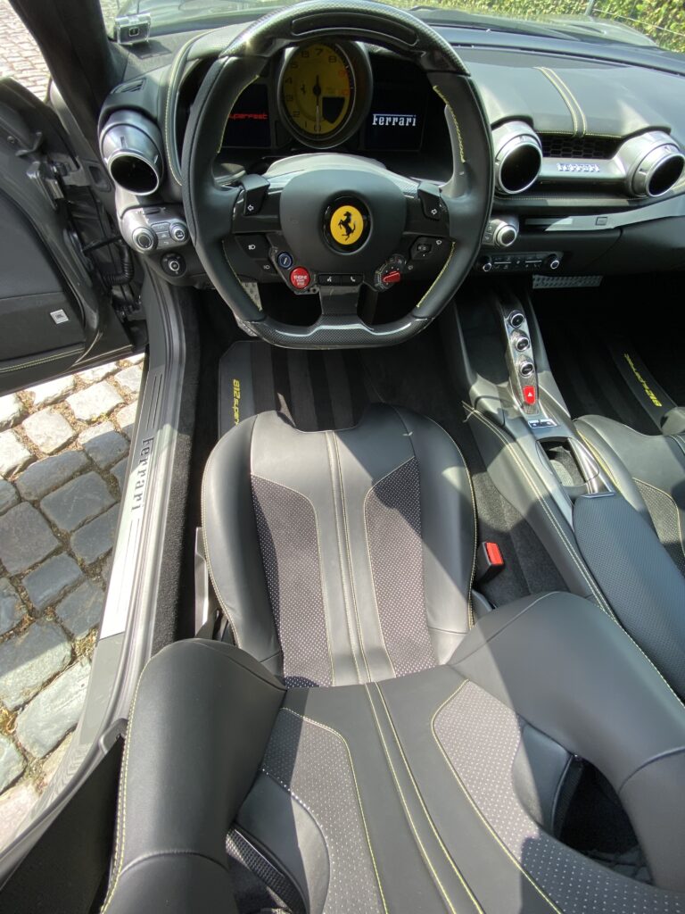 Bild eines Ferrari nach der Handaußenwäsche und Innenraumreinigung.