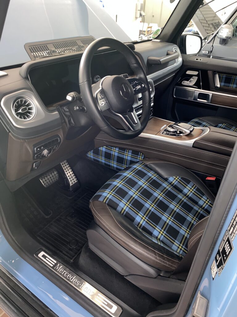 Bild eines hellblauen Mercedes PickUp 4x4² nach der Handaußenwäsche und Innenraumreinigung.